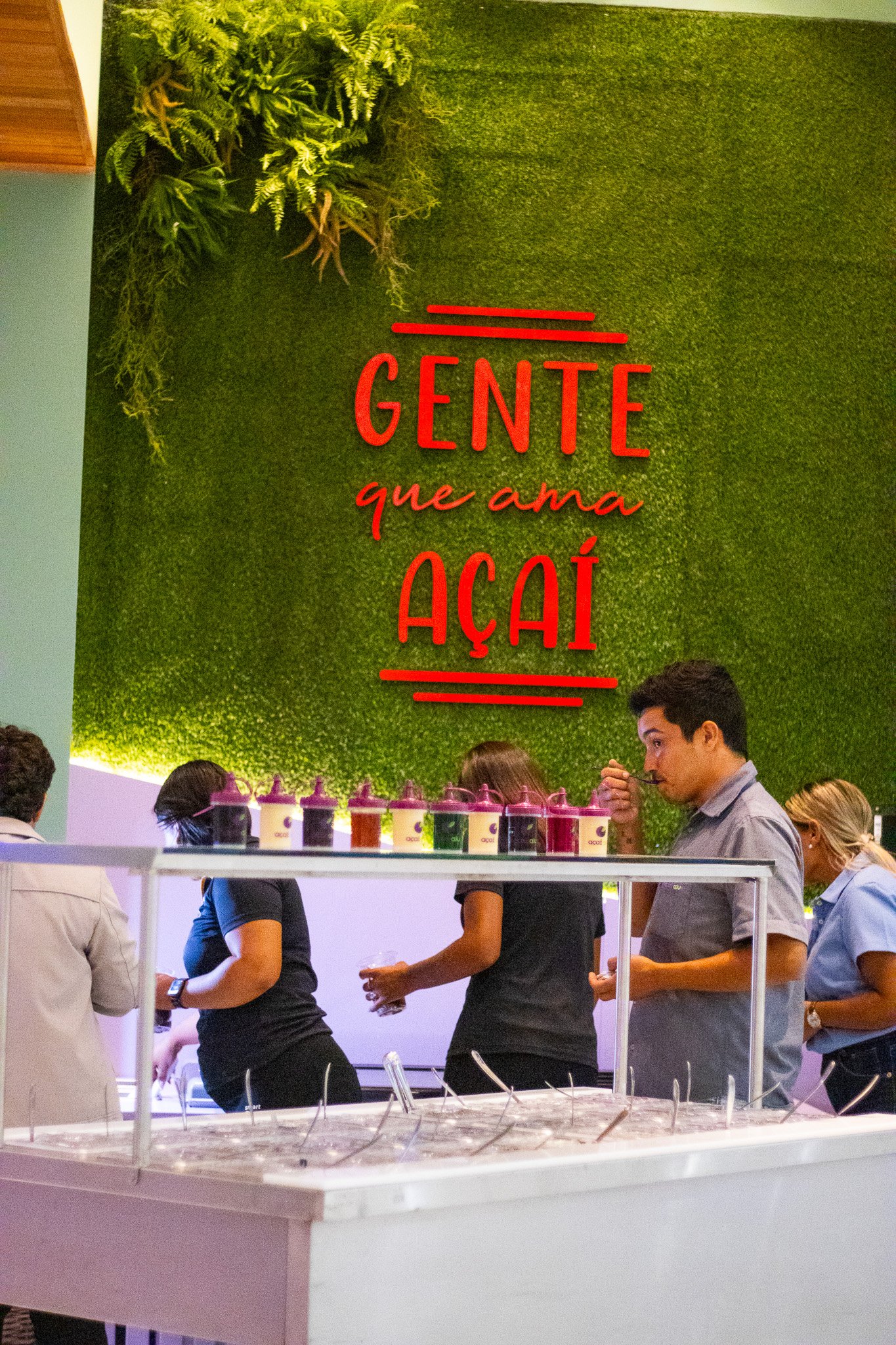 Interior da loja com clientes
